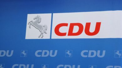 CDU wirbt mit dem Slogan „Unser Land nach vorne bringen“