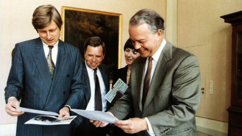 Fritz Brickwedde (links) und Ernst Albrecht (rechts) schauen sich gemeinsam Fotos an. | Foto: Staatskanzlei