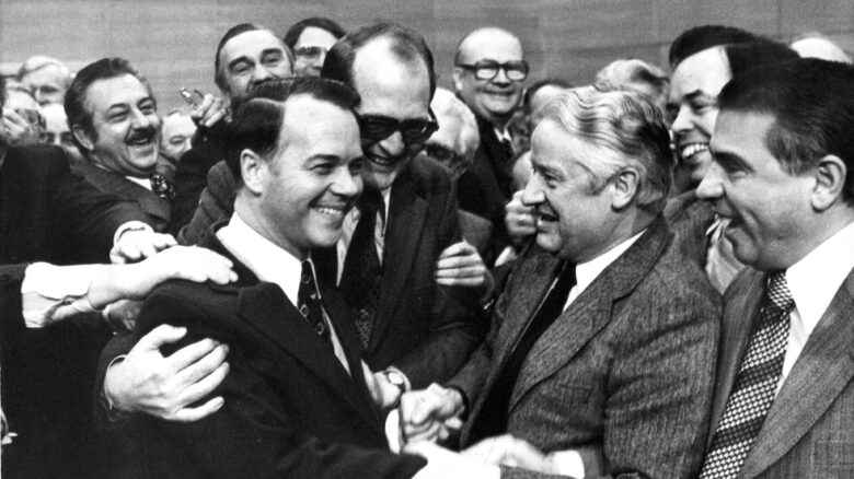 Minutenlang wurde Ernst Albrecht (links Mitte) am 5. Januar 1976 von seinen Parteigenossen beglückwünscht. Bei der Wahl eines neuen Ministerpräsidenten wurde der CDU-Kandidat Ernst Albrecht zum neuen Regierungschef des zweitgrößten Bundeslandes gewählt. [dpabilderarchiv] | Foto: picture-alliance / dpa | Wolfgang Weihs