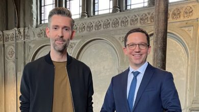 Falko Mohrs begrüßt Vasco Boenisch und Bodo Busse beim Niedersächsischen Staatstheater
