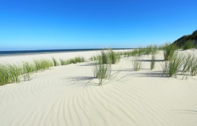 Ems wird ausgebaggert – und auf Borkum hagelt es Proteste