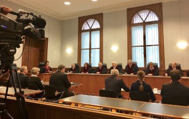 Wie Zeugen vor Gericht auf einen Helfer bauen können