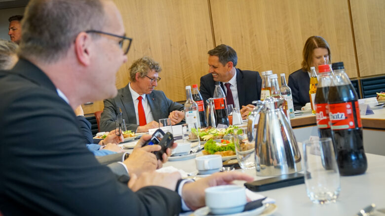 Frank Doods (hinten links) kann gar nicht glauben, dass er zur ersten Kabinettssitzung von Olaf Lies zu spät gekommen ist. | Foto: Link