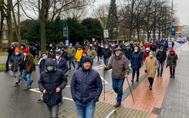 „Spaziergang“ oder verbotene Versammlung? Corona-Gegner provozieren gezielt die Polizei