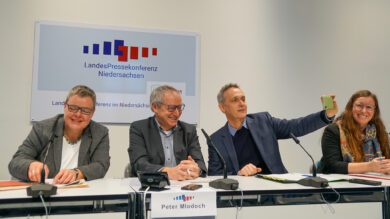 Rührender Abschied: Peter Mlodoch leitet ein letztes Mal die Landespressekonferenz