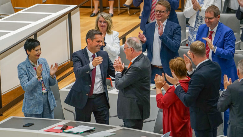 Olaf Lies umarmt Stephan Weil nach seiner Wahl zum Ministerpräsidenten. | Foto: Link