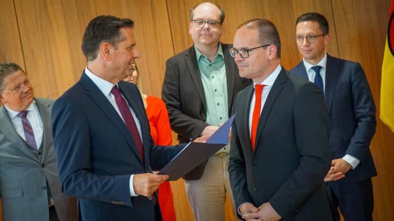 Olaf Lies (links) übergibt dem neuen Wirtschaftsminister Grant Hendrik Tonne seine Ernennungsurkunde. | Foto: Link