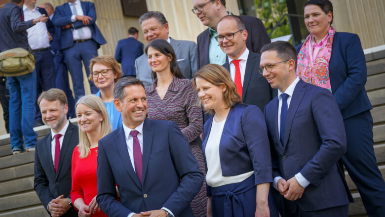 Olaf Lies und Julia Willie Hamburg werfen sich beim Posieren für das Kabinettsfoto einen verschwörerischen Blick zu. | Foto: Link