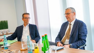 Interview: Was Diakonie und Caritas zu Pflegenotstand, Einsamkeit und Sterbehilfe sagen