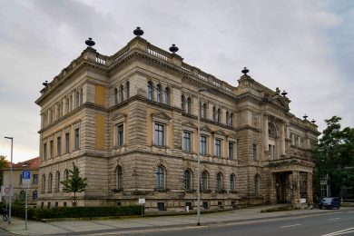 Verdi-Studentengruppe demonstriert vor Finanzministerium