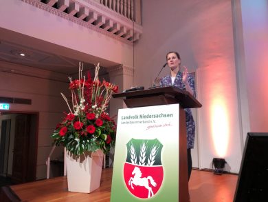 Zögerlich, aber freundlich: Das Landvolk und Miriam Staudte nähern sich an