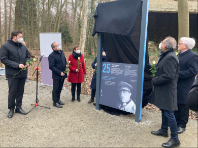 Nach Brandanschlag: Neue Stele zum Gedenken von NS-Opfer enthüllt