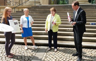 GEW überreicht „Forderungs-Torte“ an die GroKo