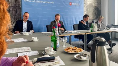 Heere sieht Steuerschätzung kritisch – Erhöhung der Lehrer-Gehälter wankt