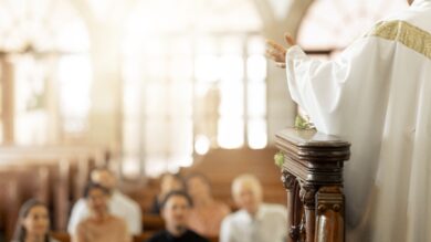 Soll die Kirche politisch sein – und darf sie dabei auch deutlich Partei ergreifen?