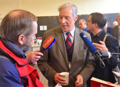 Hampel bleibt AfD-Chef, aber seine parteiinternen Gegner sind stärker als vermutet