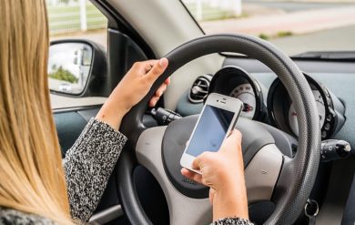 Die Grauzone mit dem Handy am Steuer
