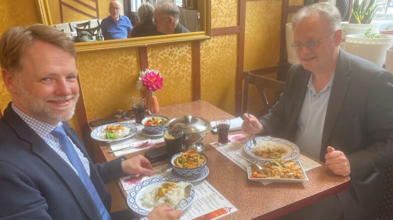 Gerald Heere und Klaus Wallbaum speisen im Restaurant „Ruenthai“. | Foto: Johannes Pepping