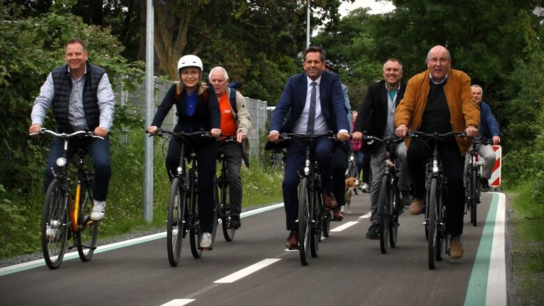 Fährt von Berufs wegen Fahrrad: Olaf Lies, hier bei der Einweihung eines Radweges in Achim. | Foto: MW