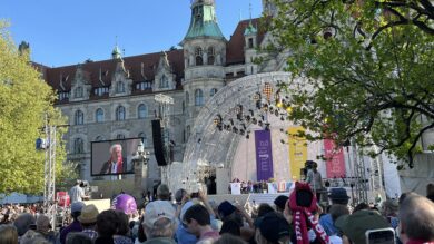 „Aus den ideellen Fertighäusern ausbrechen“: Steinmeier eröffnet Kirchentag in Hannover