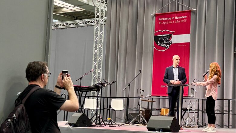 Belit Onay auf dem Kirchentag in Hannover im Gespräch mit der Journalistin Mirjam Meinhardt | Foto: Beelte-Altwig