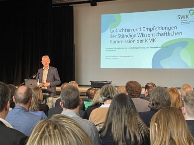 Schulexperten diskutieren: Korrigiert künftig die künstliche Intelligenz die Klassenarbeiten?
