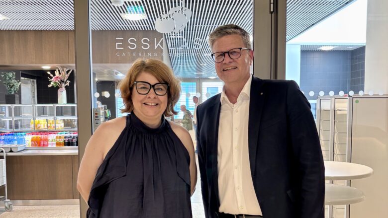 Rundblick-Redakteurin Anne Beelte-Altwig und KVN-Vorsitzender Mark Barjenbruch testen die Kantine in der Ärztekammer. | Foto: privat