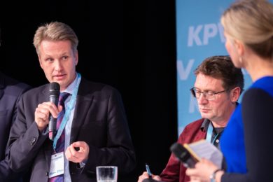 Arning kritisiert Landeskoordinierungsstelle für Hebammenzentralen