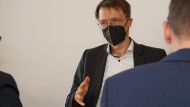 Gesundheitsminister Lauterbach: „Der Aufbau von Impfzentren ist ratsam“