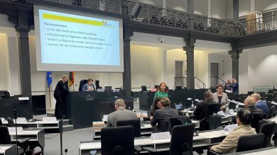 Ein Assistent für jede Schulklasse? Das Kultusministerium reagiert abwartend
