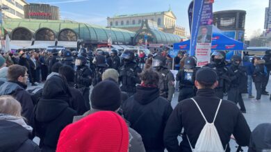 Demonstranten blockieren Wahlkampfstände von AfD und CDU in Hannover