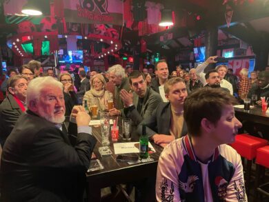 An den Tischen der SPD wird schon über das neue Führungspersonal gesprochen