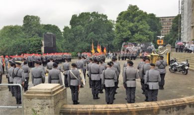 Von wegen Abschottung: Die Bundeswehr zieht für ihren Stabwechsel vor Hannovers Rathaus