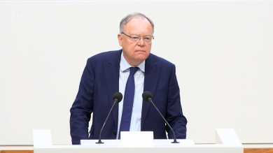 Eklat in Debatte zu Razzia: Ministerpräsident wünscht sich härteres Eingreifen des Präsidiums