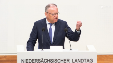 Weil: Wer sieht, dass Plakate beschädigt werden, sollte die Polizei informieren