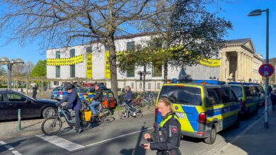 Ein Lehrstück: Wie Demonstranten den Landtag in ihren Bann ziehen können