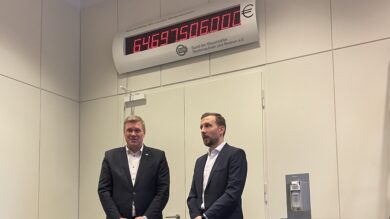 Steuerzahlerbund dreht Schuldenuhr im Landtag