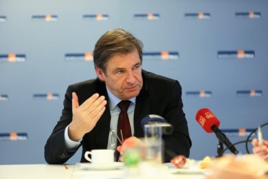 Schmidt unterstützt Althusmann-Plan zu Impf-Aktion in Schulen