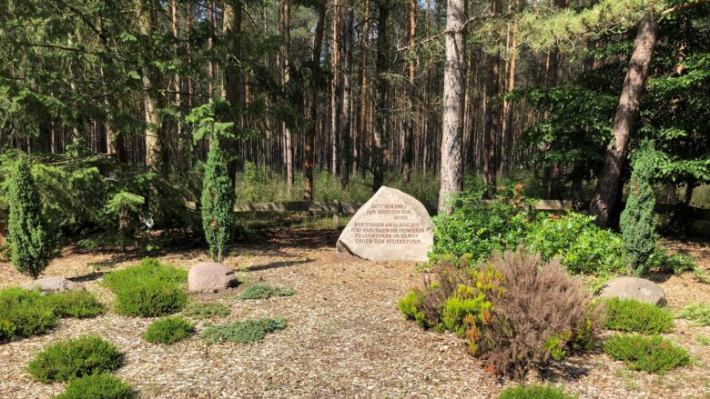 Das Foto zeigt einen Gedenkstein auf einer Waldlichtung.