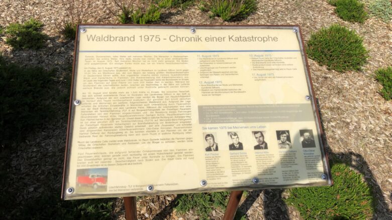 Das Foto zeigt eine Infotafel zum Waldbrand 1975.