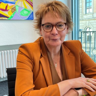 Radikale Fußball-Fans zeigen die Innenministerin im Fadenkreuz