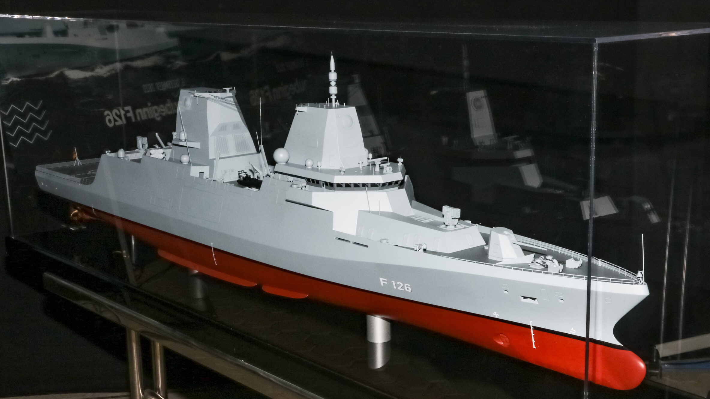 Modell eines Kriegsschiffes in einer Vitrine