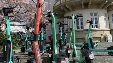 Blindenverband fordert feste Parkplätze für E-Scooter in Niedersachsens Innenstädten